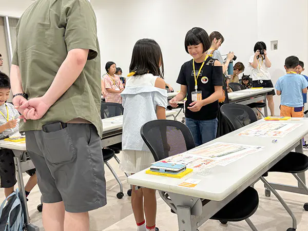 あおい
行ったことのないバックヤードや防災センターを見学、探索させていただいたり館内放送をしたりともりだくさんであっという間の2時間でした。
とても楽しくよい経験になりました。
一番楽しかったのは、隣に座った人と名刺を作り交換したことです。