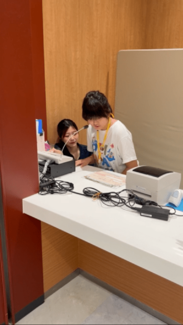 sion
名刺交換や館内放送をしました。マイクに向かっての館内放送は少し緊張したけれど、思ったよりスムーズに言えました。楽しかったです。