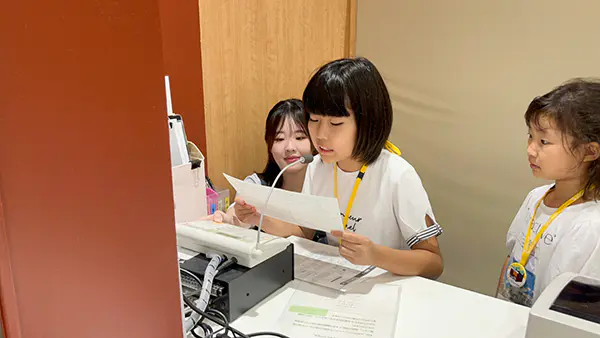 もったん
館内放送では、緊張しましたがハキハキ言うことができて、お客さんに聞いてもらえたことが嬉しかったです。
防犯センターの見学では、職員の方がお客様の安全を見守っていて、私たちが安心してショッピングを楽しめるようにされていることが分かりました。
お給料がもらえて嬉しかったです！