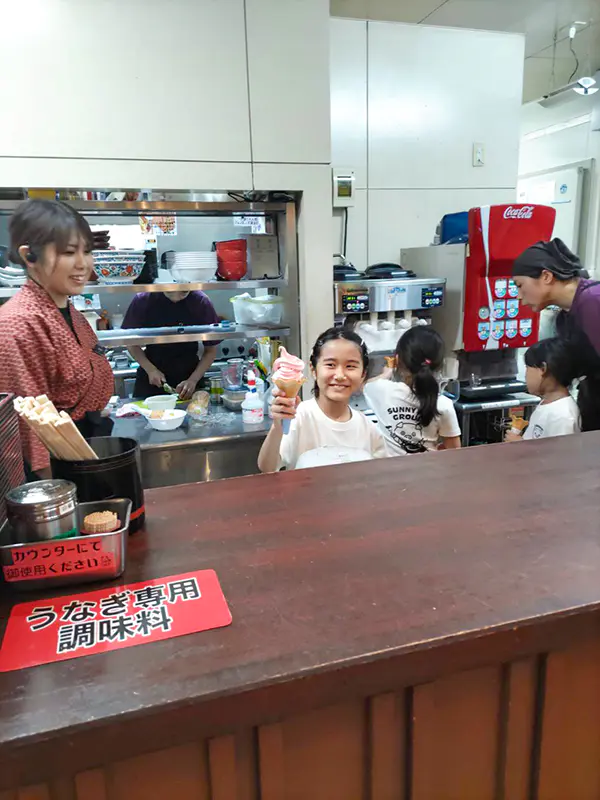 きな子
お客さんが、笑顔であいさつしてくれたり、微笑んでくれたりしてくれて嬉しかったです。
トリートメントは、入れるのがちょっと難しかったけど楽しかったです。
暑い地獄室で、お風呂の管理、お湯の温度・お風呂のもとのこな・など、暑い部屋で、管理をするのは、大変だけど、すごく楽しかったです。
つかれた後の、お風呂は、すごく気持ち
よかった。いいけいけんをできて嬉しかったです。また来たいです。
