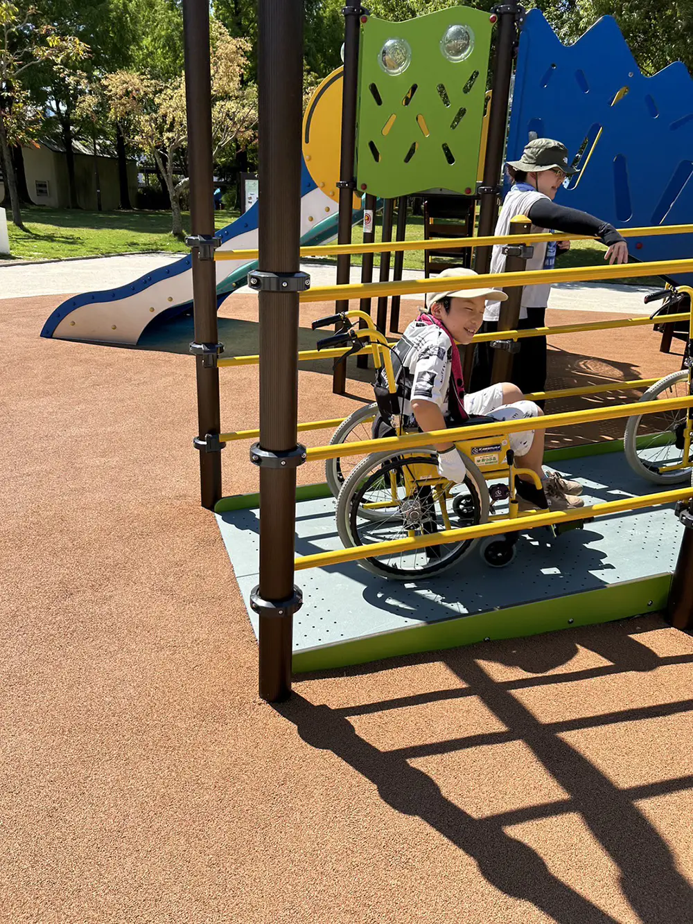 れん
公園の仕事が楽だと思っていたけど思っていた以上に遊具点検が大変でした。車椅子に乗って遊んだら楽しかったし、ブランコの座る部分が柔らかく頭ぶつけても痛く無いので良かったなと思いました。