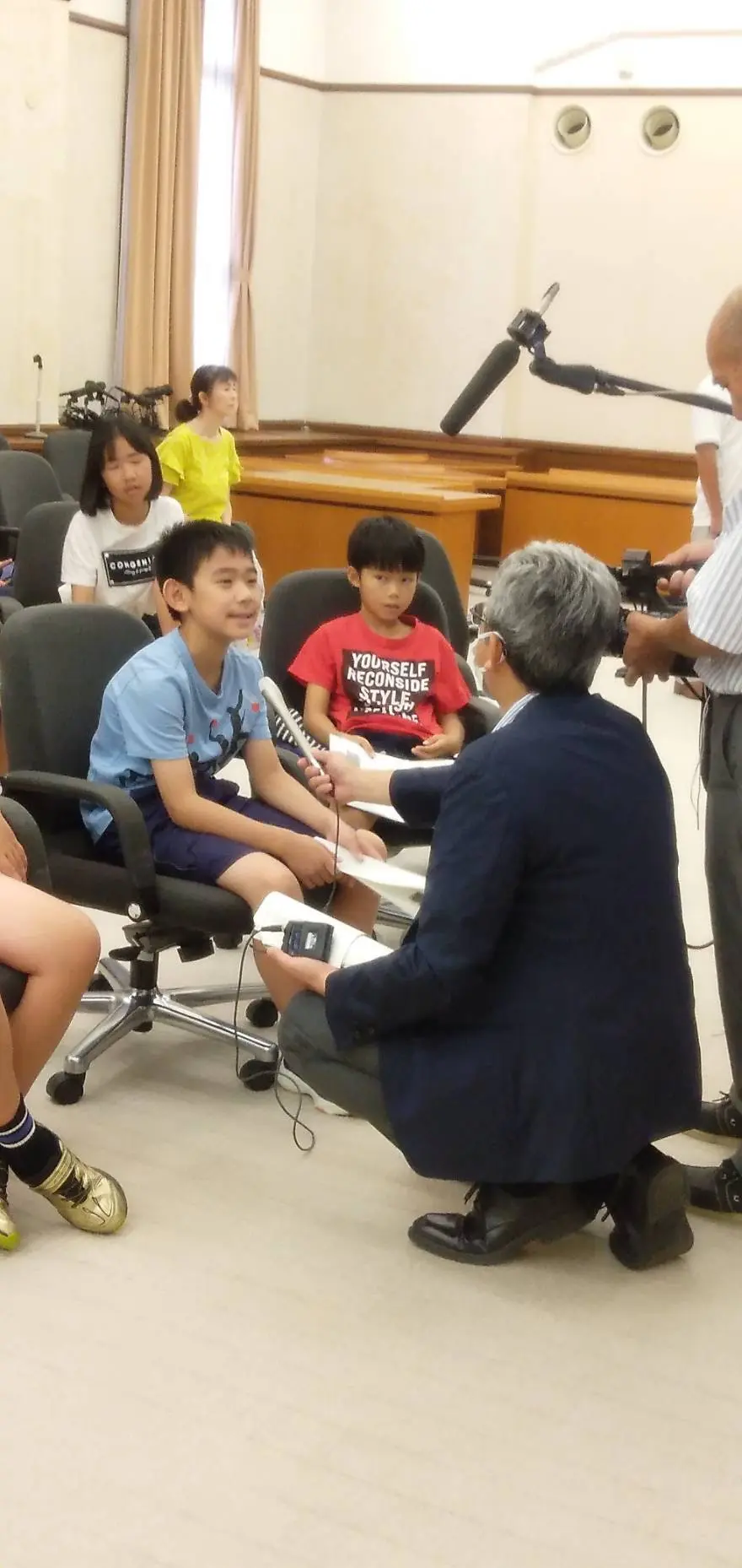 しゅうと
ウェルビーイングについて話し合いをしました。新田知事の県の人口を1000万人にする計画にびっくりしたのと、感動しました。また知事さんの一日の仕事のしかたも聞けました。畑仕事のあとで登庁されると聞いて知事さんが身近に感じられました。
