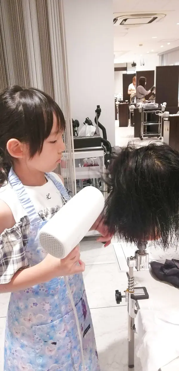 れなたん
メイクとヘアカラーを体験しました。すごく難しくて、器用な人じゃないとできない仕事だなと感じました。すごく面白かったです。