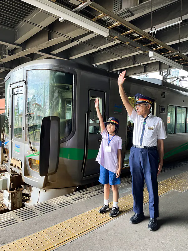 もったん
電車の運行や駅構内の仕事に関心を持ったり、駅の安全を守るために職員の方々が努力されていることがよく分かりました。構内アナウンス体験では、お客さんに分かりやすいように放送するところが緊張しました。どの職員の方々も楽しそうに仕事をされているのが印象的でした。ありがとうございました。