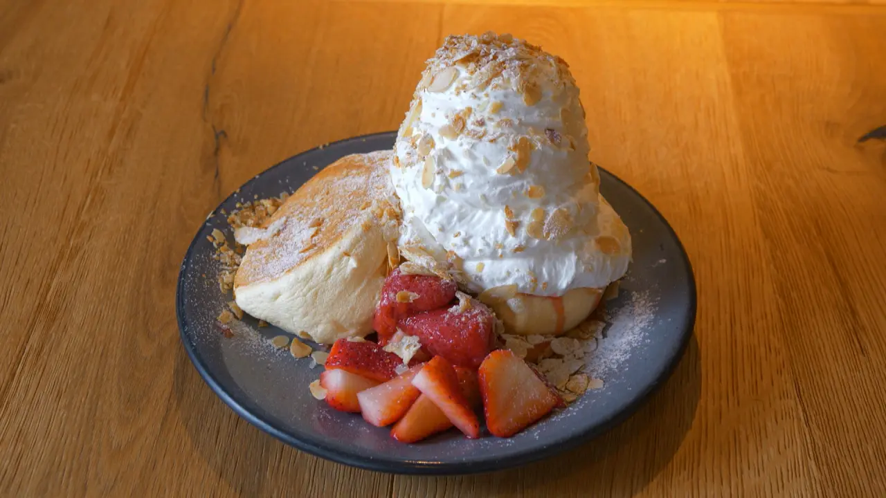 いちごのナポレオンパイ パンケーキ　1738円（税込）