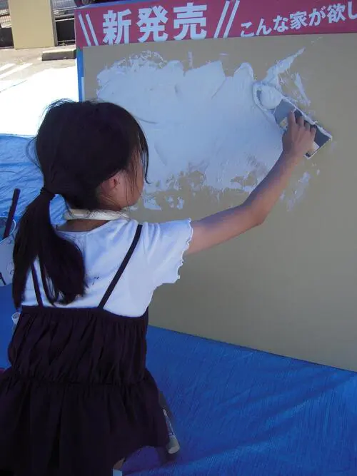 なーちゃん
私は住まいの仕事をやって、しっくいを塗るのがとても大変でした。でも、最後には、お家の壁みたいなすごい壁が出来て嬉しかったです。あと、木材で棚と写真立てもできました。とてもいい作品ができて良かったです。またやりたいです！