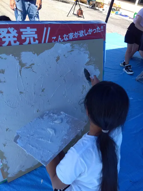 ゆな
こてを使って、漆喰を塗る作業が楽しかったです。最初は難しかったけど、だんだん慣れてきました。