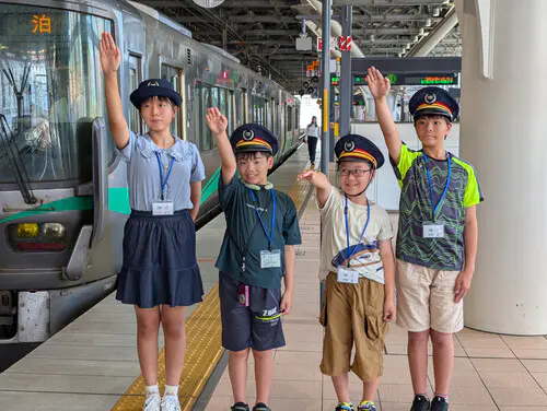 たっちゃん
切符を作るのが楽しかったです。
出発する駅から、下りる駅を決めて、いつ乗るか、大人か子供か、何人乗るかなどボタンを押すのが楽しかったです。
すぐに切符が出てくるのも驚きました。
