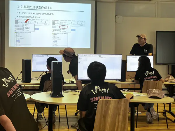 みかん
初めに勉強してから、現場で体験ができました。新しい建物でびっくり。お土産に鉛筆立てを頂き、家で使っています。