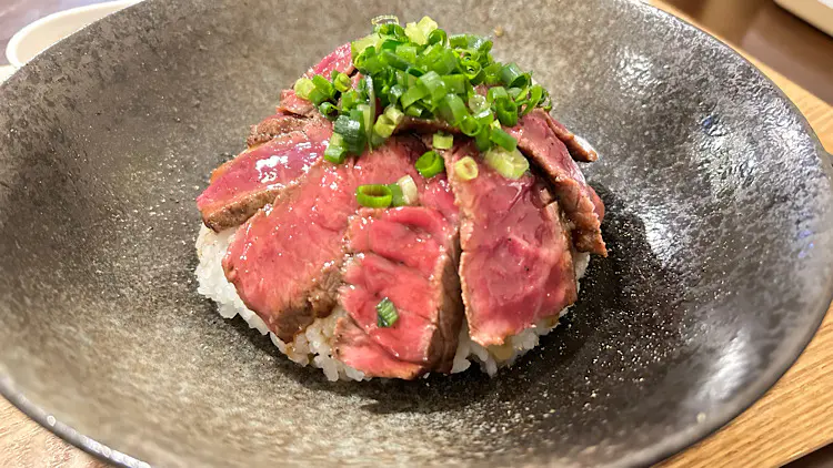 【移転】「ラーメン感覚で食べて」ーーささっと手軽に国産牛のステーキ丼【ほし乃】富山市まちなかのステーキ丼専門店