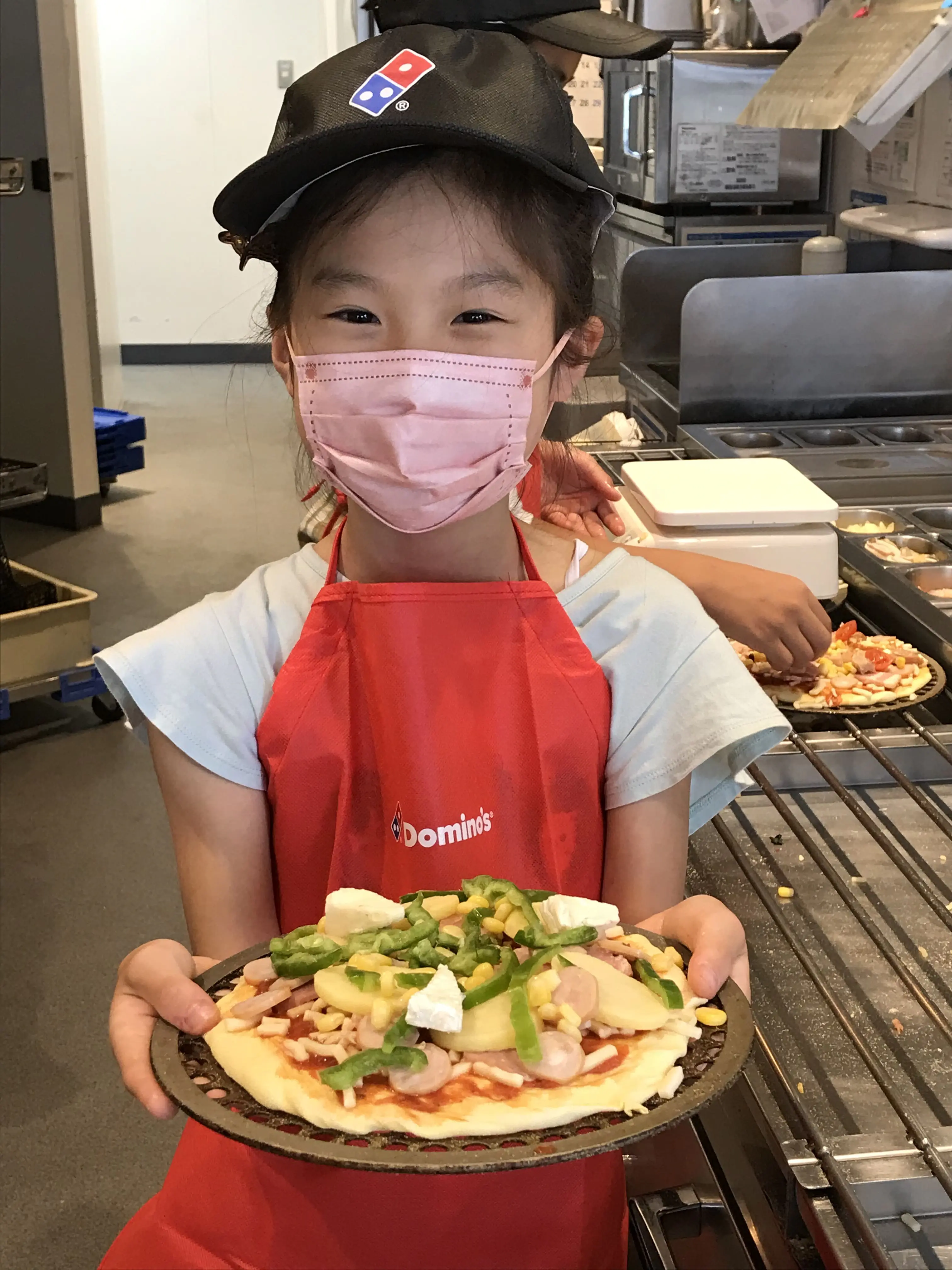 みーちゃん
ピザの仕事はほとんどが手作業で行っていることを初めて知りました。1番大変だった作業はピザの生地をのばすところです。丸い形にしながらのばしていくのはとても難しかったです。でもとても楽しかったです。
