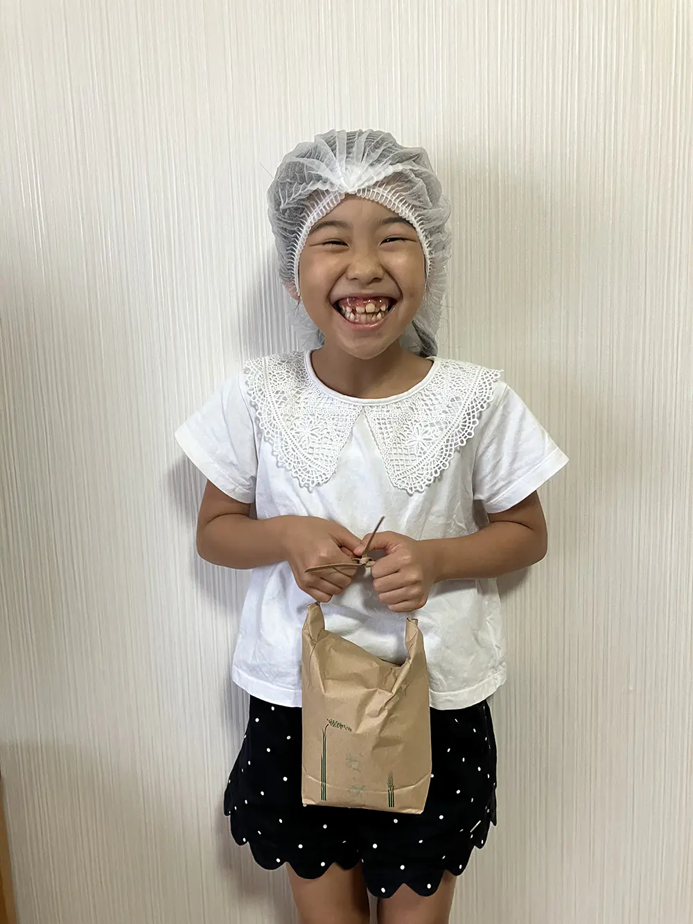 まな
工場の中を見るのは初めてで、たくさんの機械があるのだなと思った。米袋を作る前のロール状のものが500kgもあって驚いた。
米袋作りが楽しかった。
