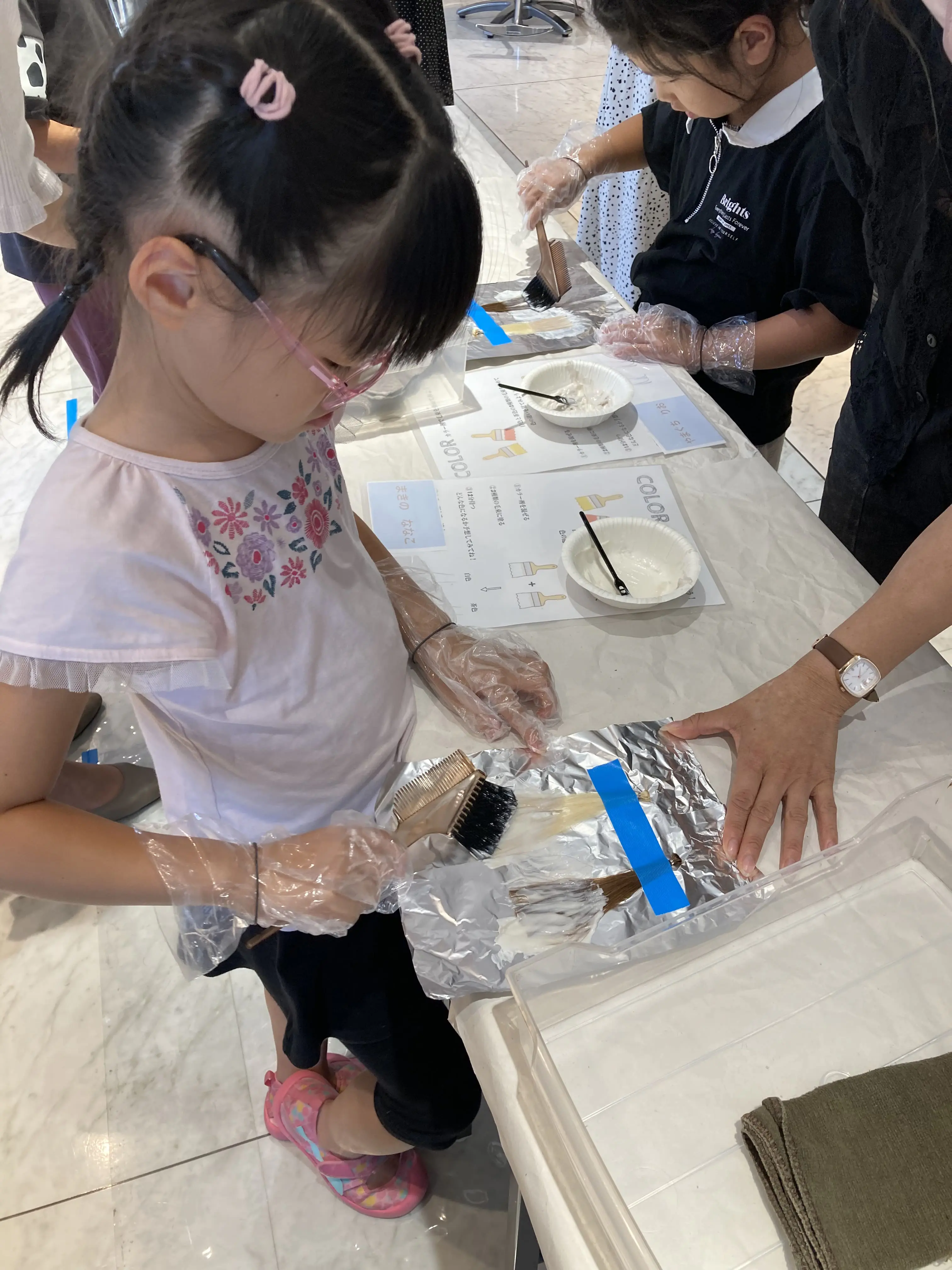 ななこ
髪の毛に薬を塗るのが楽しかった。
色が変わってびっくりした。
今度は赤色にしたいなと思いました。