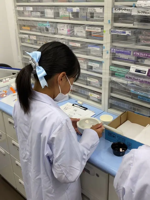 ゆか
薬をつぶすことがかたくて難しかったです。でも、全ての作業が楽しかったです。私も大人になったら、薬剤師になって、病気の人や風邪の人など、薬が必要な人の役に立てるようになりたいと思いました。
