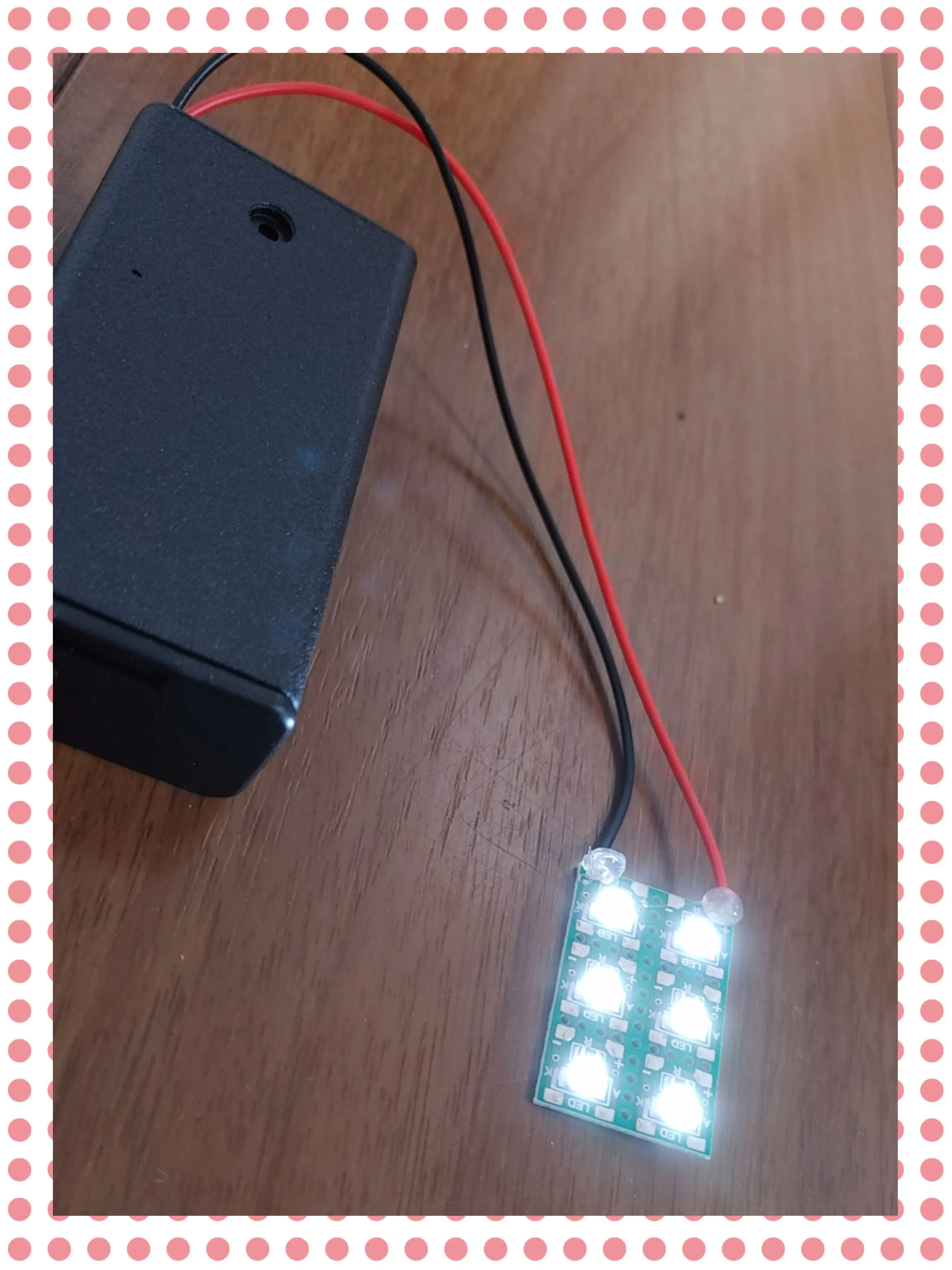 かな
LEDが3mm×3mmのとても小さい部品でピンセットでつまむ時緊張しました。裏表、更にのせる向きも決まっていたので気をつけました。はんだ付けは初めてしました。はんだコテの先が熱いと聞いて気をつけて使いました。自分で作ったLEDライトを点灯させました。小さなLEDだけど明るくまぶしかったです。
