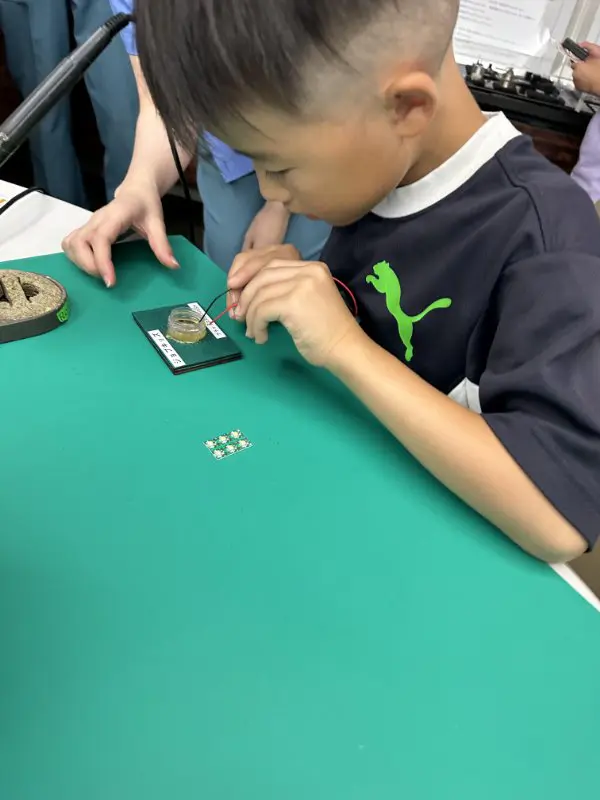 TAO
LEDライトは簡単に作れるかと思っていたんだけど、細かい作業が多くてすごく難しかった。でも自分でしっかり光るライトが作れてすごく嬉しくて、楽しかった。