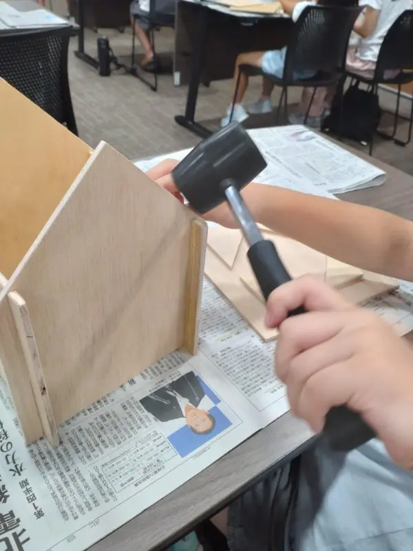 さとさと
木を使って家を作りました。ちゃんとした家になるようにしっかり金づちでトントン打ちました。家を作ったあと、大工さんの道具をみたりカンナで木をけずる体験もしました。カンナでけずった木はいいにおいがしました。また色んなものを作ってみたいです。