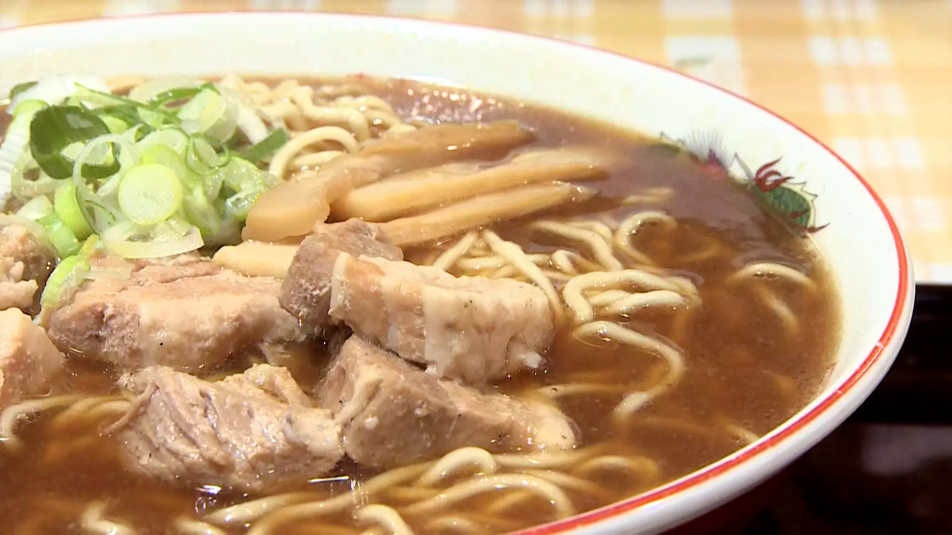 ラーメン普通盛りが一般的な店の2倍！デカ盛り＆高コスパな富山の【麺専門店 アラキ】定番ホルモンにラーメン・うどん・そば各種が揃う人気メニューTOP5は？