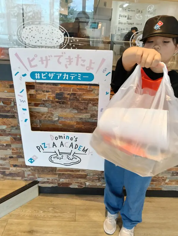 ひなママ
ピザの仕事は2回目です。すごく楽しみにしていました。どんなピザを作るか、たくさん考えていました。生地を伸ばす仕事は、やっぱり難しかったです。トッピングは、お姉さんに聞きながら楽しくできました。すごく上手にできました。おいしかったです。