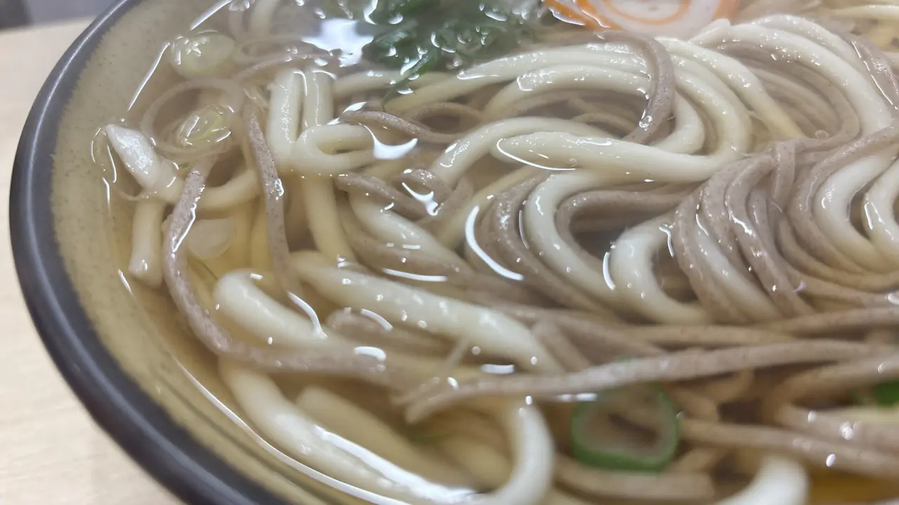 毎日食べても飽きない“駅のうどん” 小矢部市石動駅前【麺類食堂】だし香るつゆは無添加 客の声から生まれた「源平ミックス」にゆで卵トッピングも
