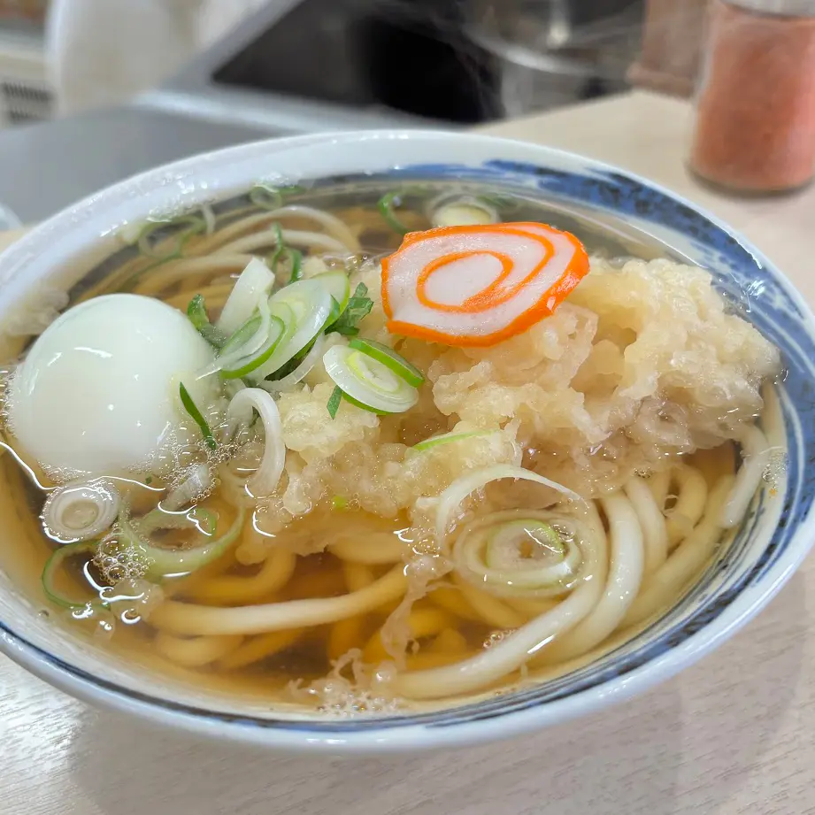 毎日食べても飽きない“駅のうどん” 小矢部市石動駅前【麺類食堂】だし香るつゆは無添加 客の声から生まれた「源平ミックス」にゆで卵トッピングも