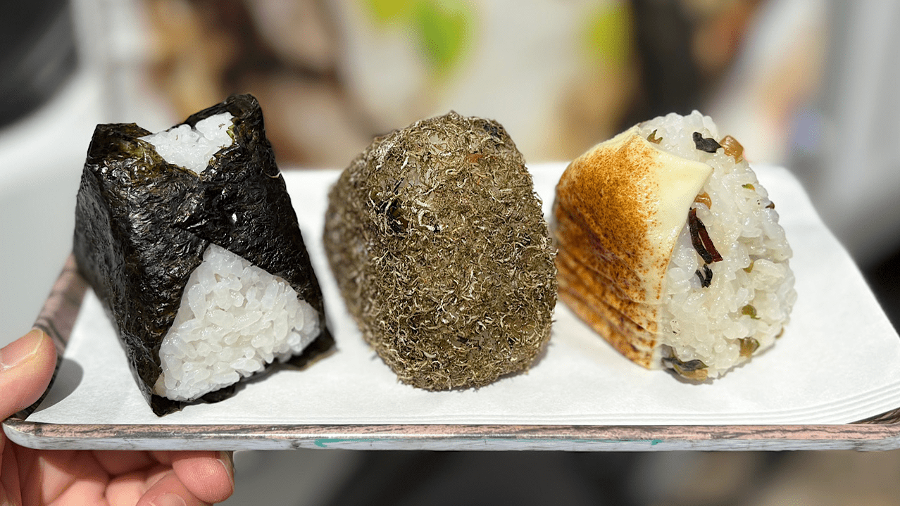 ガス釜炊きのコシヒカリをその場でにぎる【むすびや】祭りやマルシェで