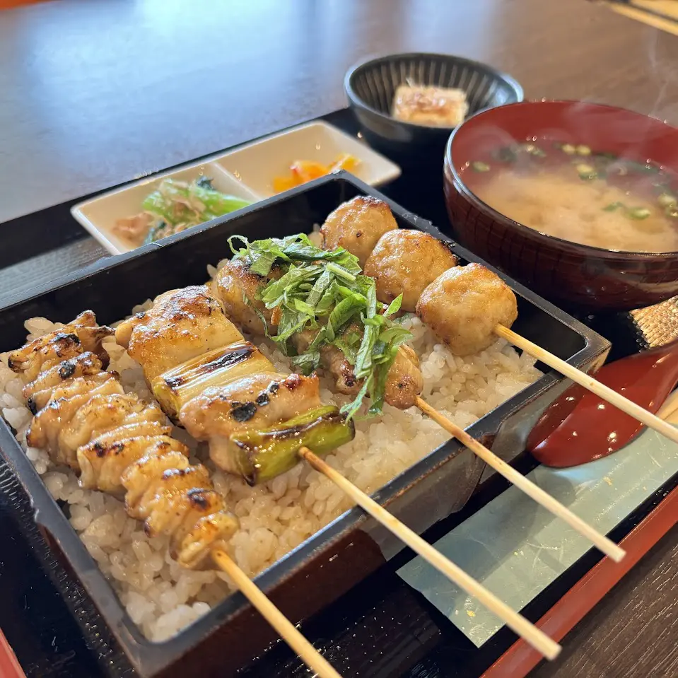 「ランチは絶対1000円以内」元サラリーマン店主こだわりの価格と満足感【ごはん処 寿春】 自家製タレ香る「焼き鳥重」やボリューム満点「ミックス定食」