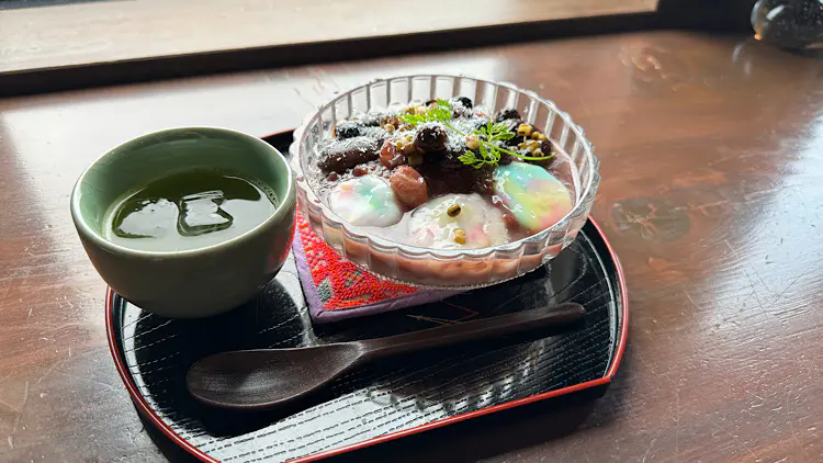 土蔵造り歴史ある酒蔵の2階が旅情を誘うアジアンカフェに【nanahime】ノスタルジックな宿場町に気鋭の若手店主が集う 話題の滑川瀬羽町の注目点