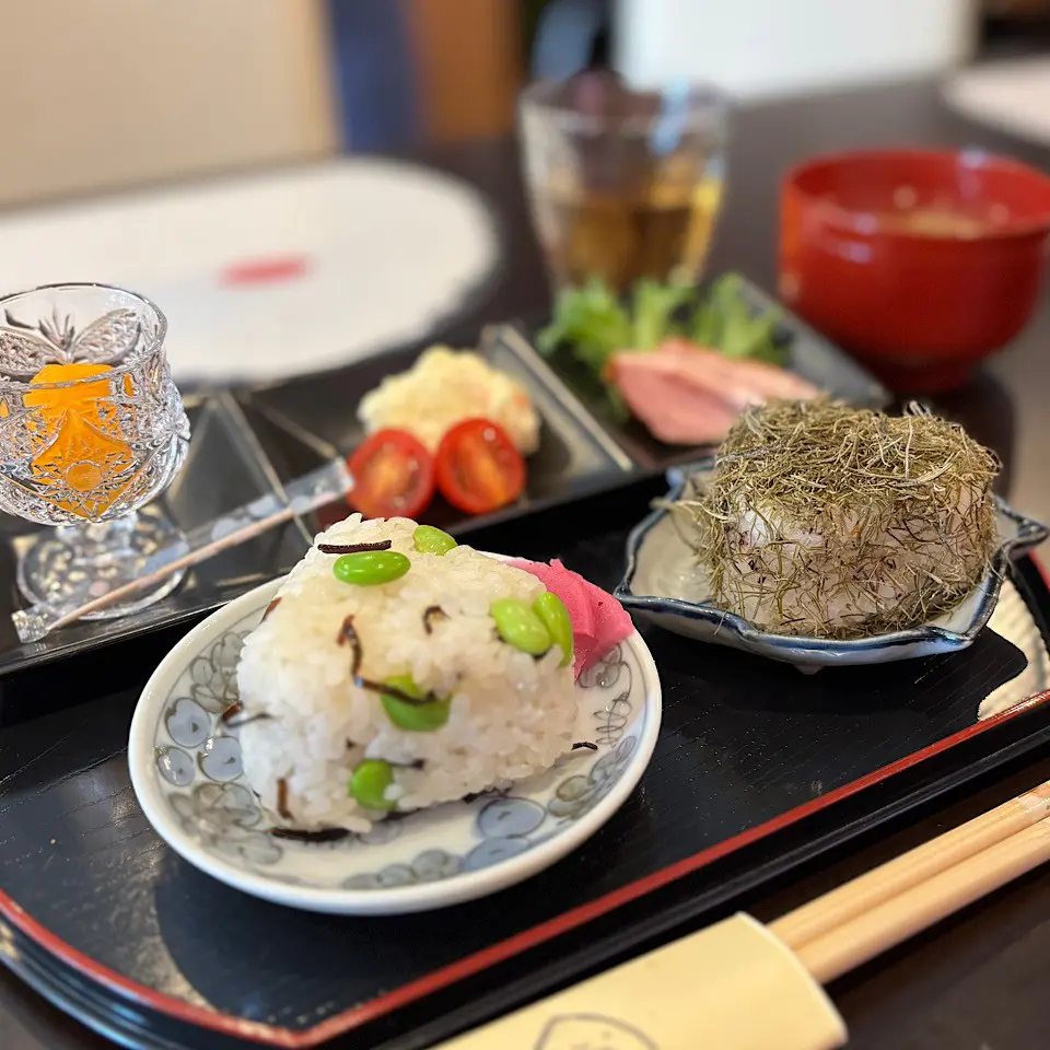 高岡まちなかでワンコイン朝ごはん【MANALANI Cafe】富山米おにぎり2個・味噌汁・ひとくち惣菜2品が500円! ランチも◎