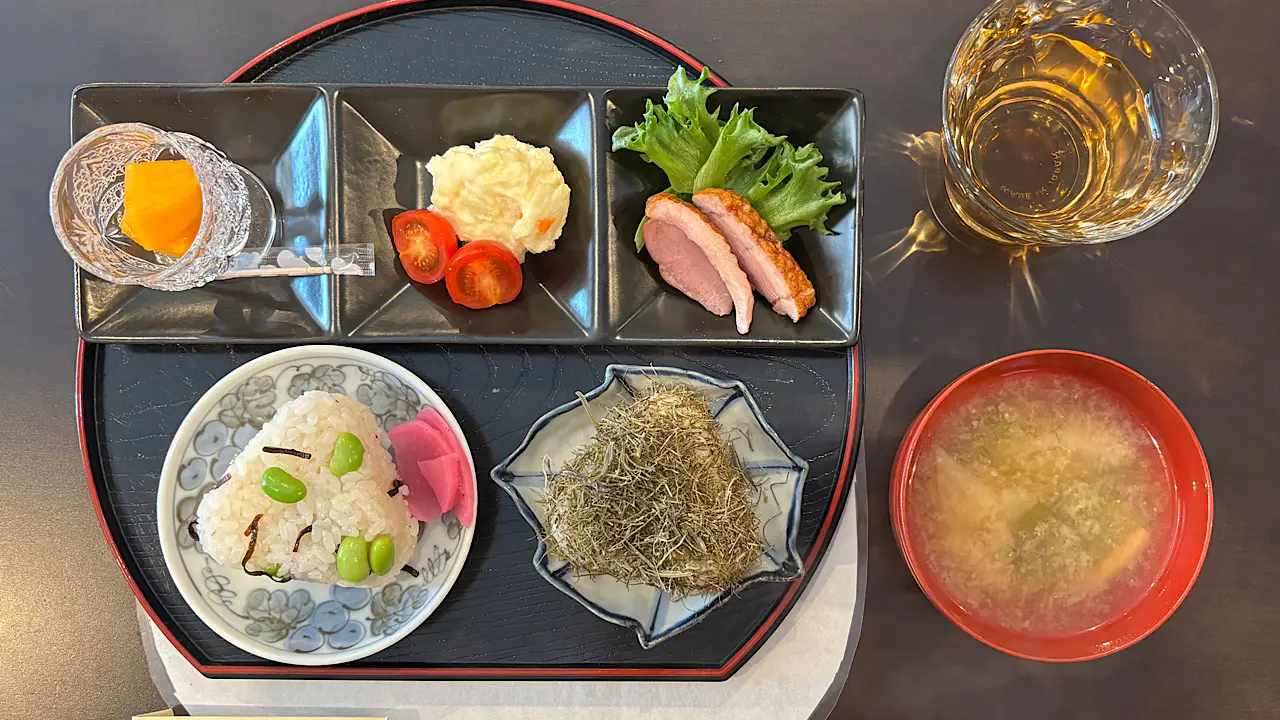 高岡まちなかでワンコイン朝ごはん【MANALANI Cafe】富山米おにぎり2個・味噌汁・ひとくち惣菜2品が500円! ランチも◎