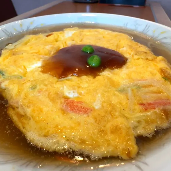 ふんわり卵に甘酢と鶏ガラスープが絡む天津ラーメンやキャベツと肉ぎっしりの餃子も絶品【大三元】父の味を守る立山町の人気中華店