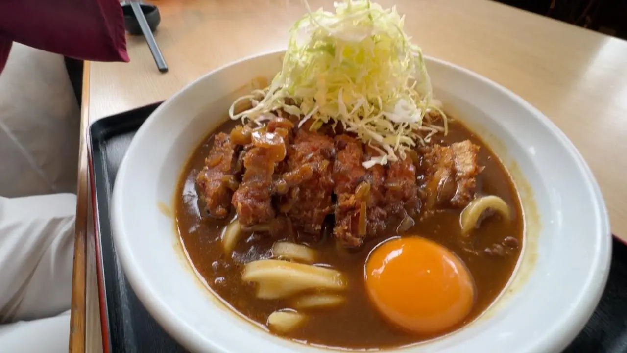 極太モチモチうどんに特大カツとキャベツの満腹カレーうどん【手打ちうどん どんたく】南砺市福光の人気手打ちうどん店