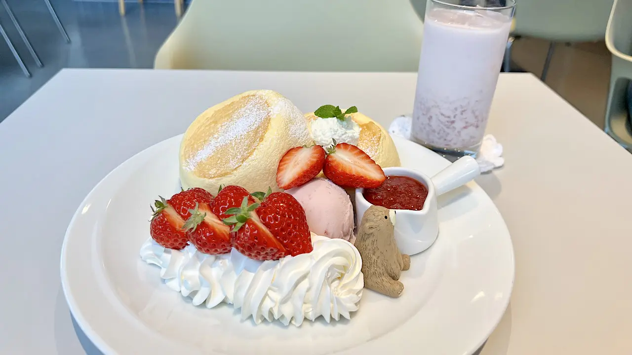 平日は500円引き!? ふわシュワ食感のいちごパンケーキ【REIWA PANCAKE】黒部・米粉スイーツ