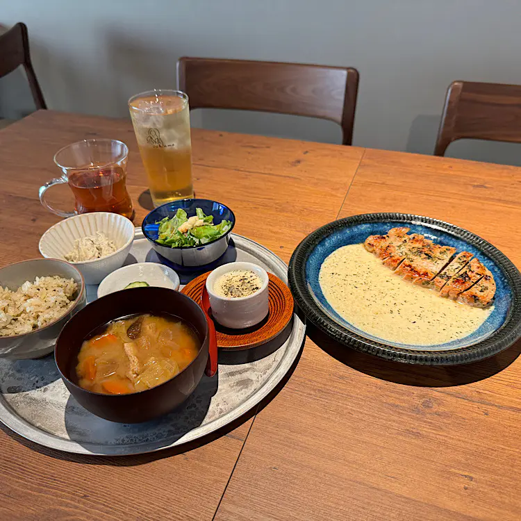 ごはんにも、ステーキにも、お酒にも。あらゆる料理にお茶お茶お茶【すえひろ酒場 お茶め】日本茶・中国茶・紅茶30種でお茶づくしの店