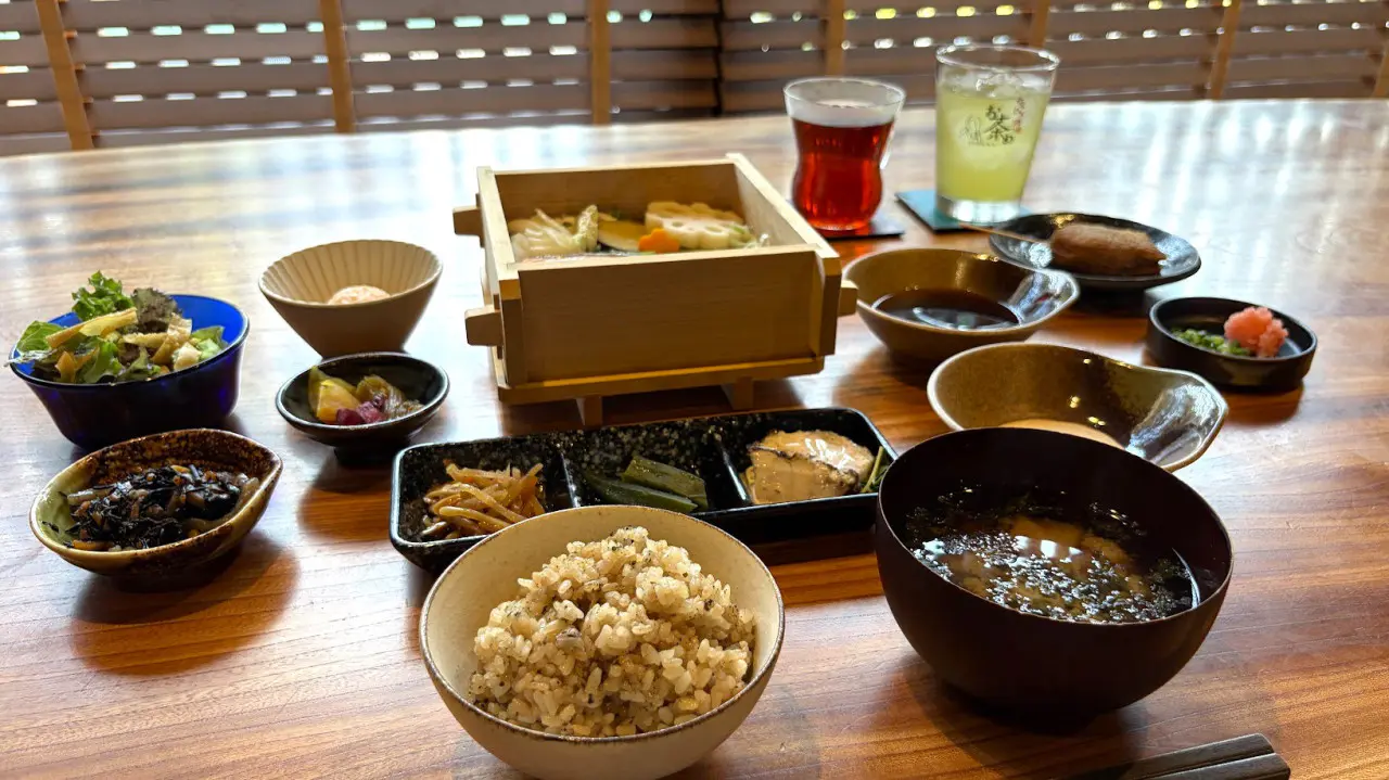 30種類の茶葉を飲む・食べる・お酒で楽しむ【すえひろ酒場 お茶め】女子会やデートにぴったりの夜御膳が新登場
