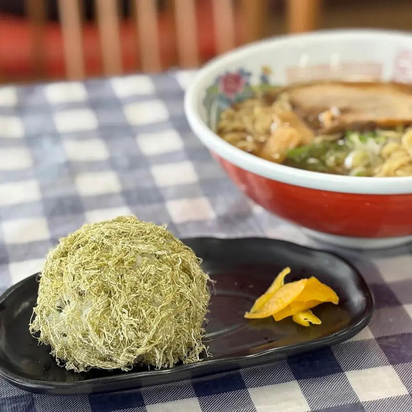 創業110年超 まちの米穀店が営むショッピングセンターの“ごはん屋さん”【食べ処 かさまや】素朴でおいしい富山米おむすび×醤油ラーメン