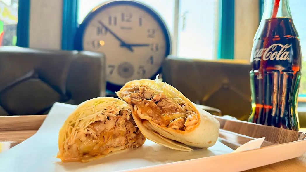 プリっとスパイシー！じっくり“煮揚げ”した鶏肉にかぶりつく【ケバブ