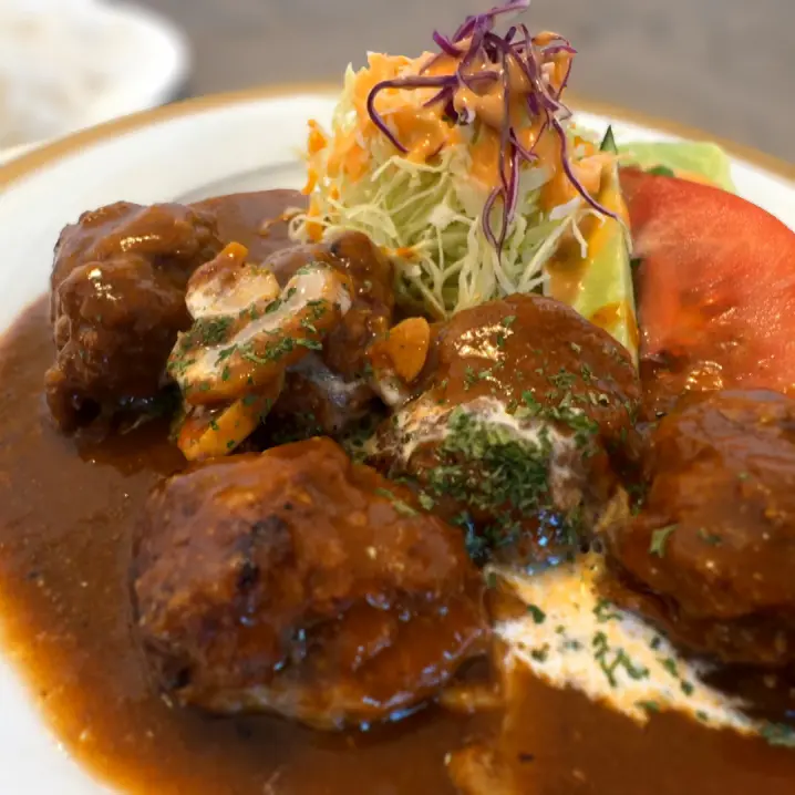 車好き店主の遊び心が詰まった富山の洋食店【レストラン・喫茶 ローゼ】人気は肉×肉のうまみ濃厚ハンバーグ