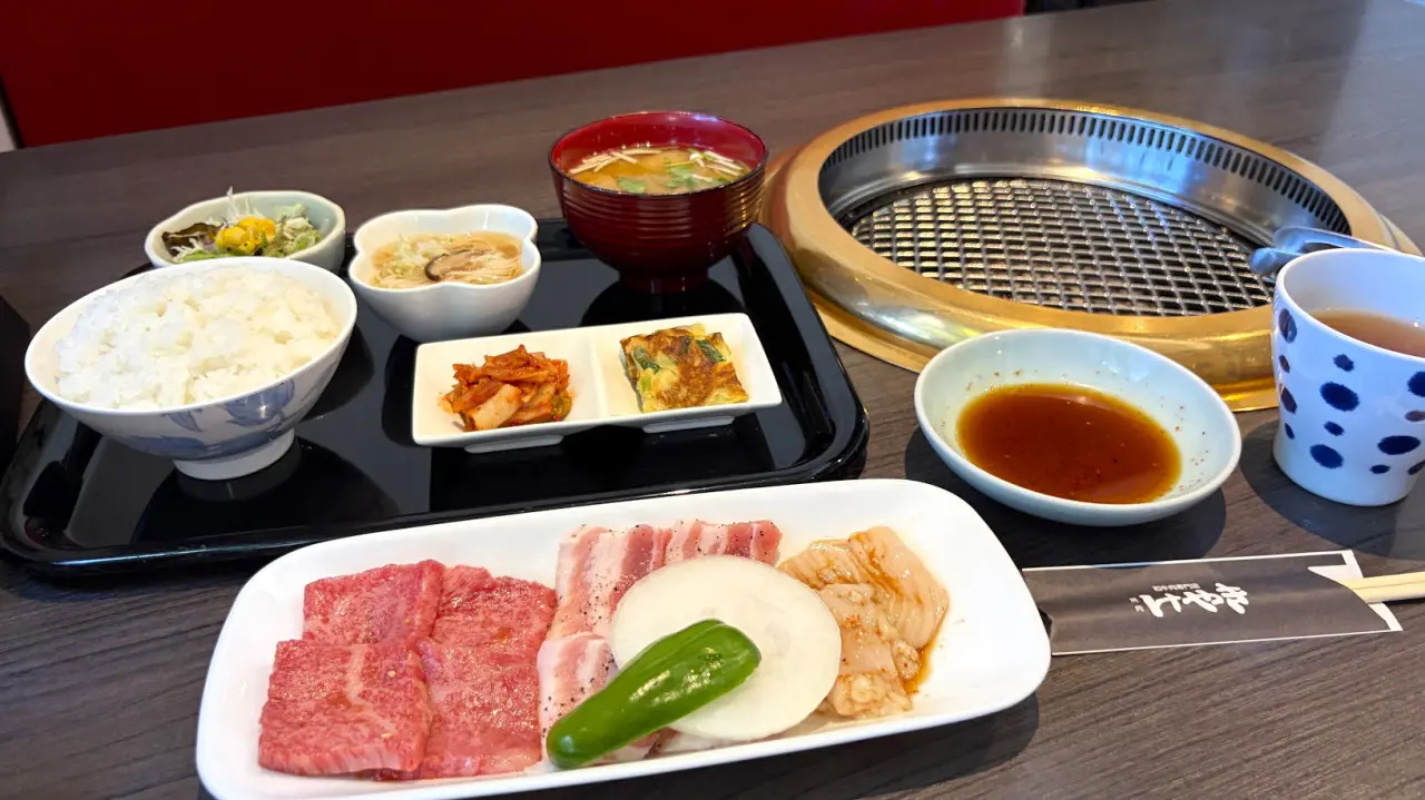 休日ランチもOK！黒毛和牛で贅沢エネルギーチャージ【焼肉けやき】あの選手のサインも並ぶ和牛専門店 