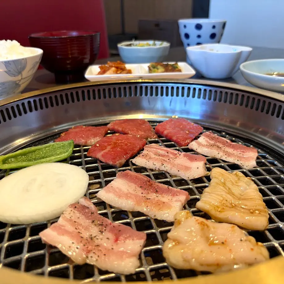 休日ランチもOK！黒毛和牛で贅沢エネルギーチャージ【焼肉けやき】あの選手のサインも並ぶ和牛専門店 