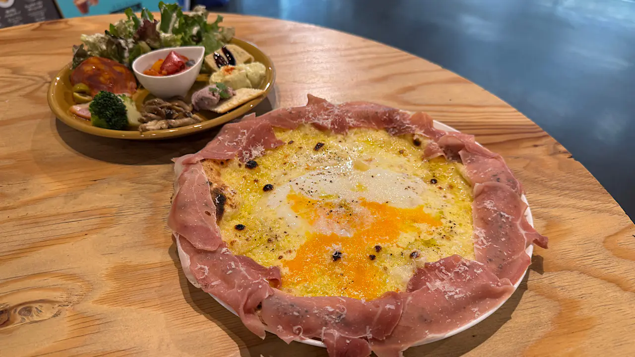 富山総曲輪に新しいピザの店【PIZZA AND CAFE MOMONA】カリモチ食感の