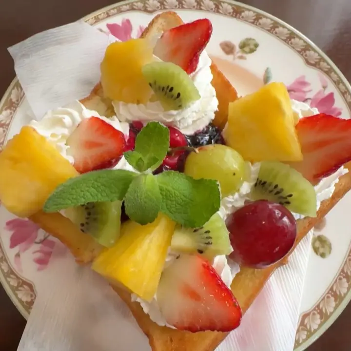 宇奈月で愛されて40年！華やか＆ふんわりフルーツトースト【カフェ モーツァルト】癒しの調べ流れるクラシック喫茶