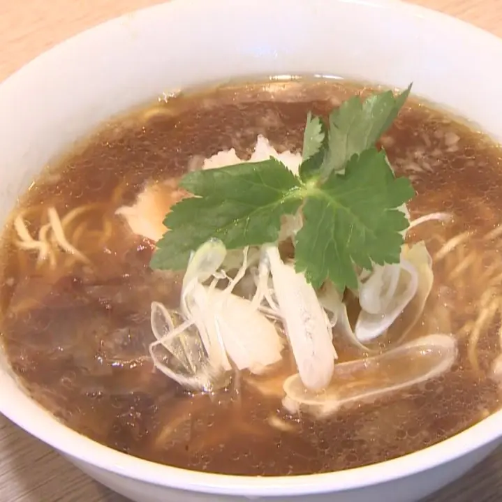 出汁がうまい！魚のプロが手がけるコク深い1杯【らーめん 出汁と麺】朝獲れ鮮魚のミニ丼も人気