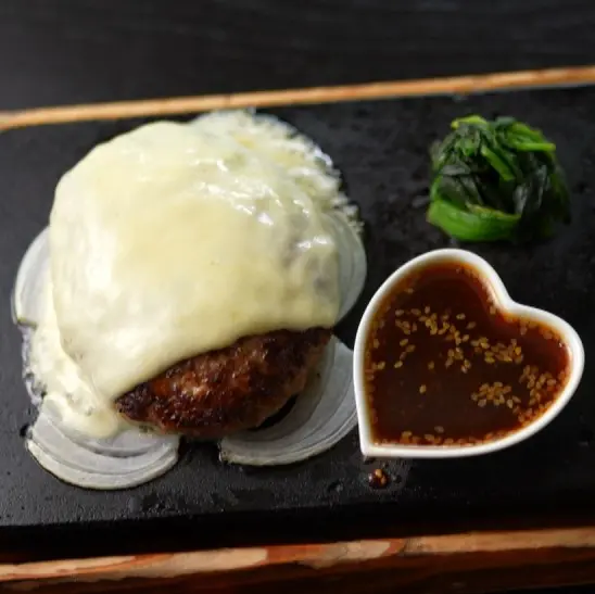 溶岩プレートでジュ～ッ!! 音までおいしい氷見牛×富山ポークのやわらかハンバーグ【自由ELE】南砺のハンバーグ＆ステーキ店
