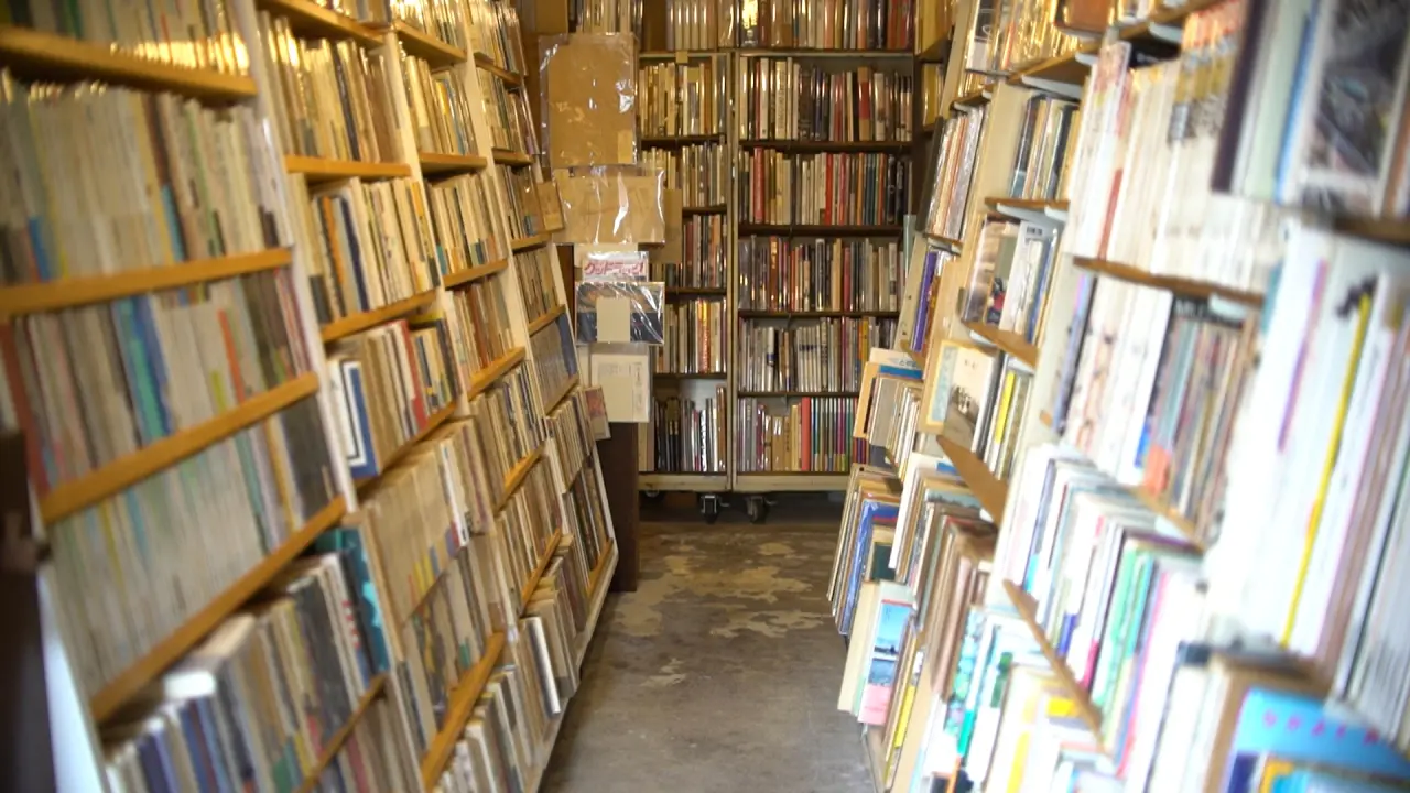 古いものに、新しく出会う。旧街道の風情漂う滑川瀬羽町のシンボル的古書店【古本いるふ】店主のセレクトが光る美術書、新聞、ハガキも