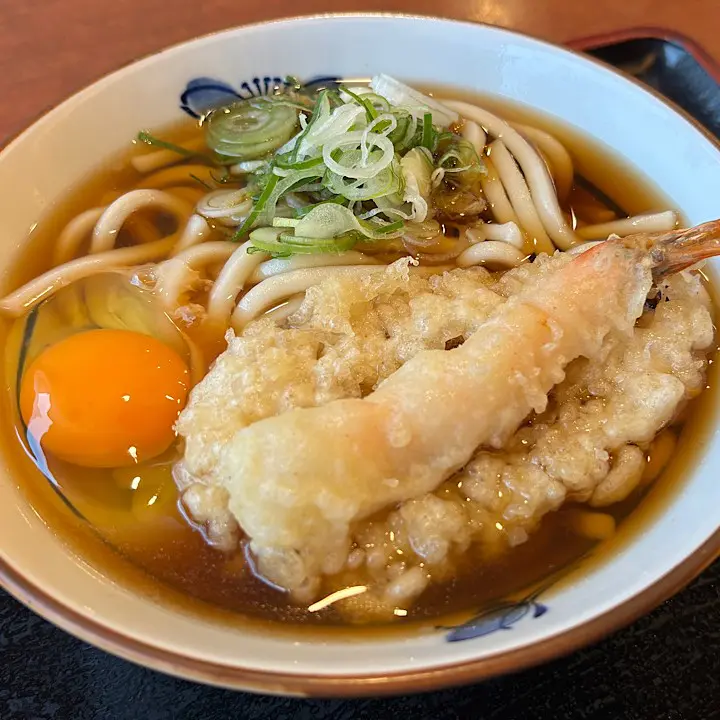 高岡駅前で愛され110年! 早くてウマいあったか食堂の人気は天玉うどん【うどん・そば 今庄】おともはガス火焚きのおにぎり、冬期間限定甘味「ぜんざい」も