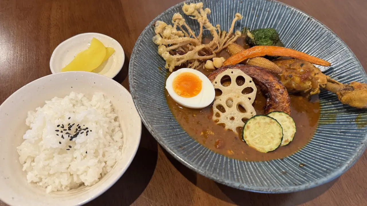 中華香る異色のスープカレー！【唯一】ホロホロチキンと東南アジアのドリンクで過ごす、ゆるり時間