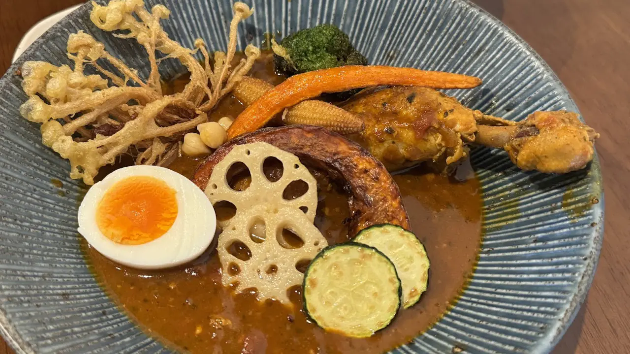 中華香る異色のスープカレー！【唯一】ホロホロチキンと東南アジアのドリンクで過ごす、ゆるり時間