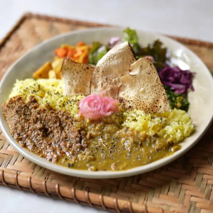 雑貨店×ガラス工房×カフェ…黒部宇奈月の旅の思い出がひと処で【HoLo家】ネパール風カレーとガラス体験