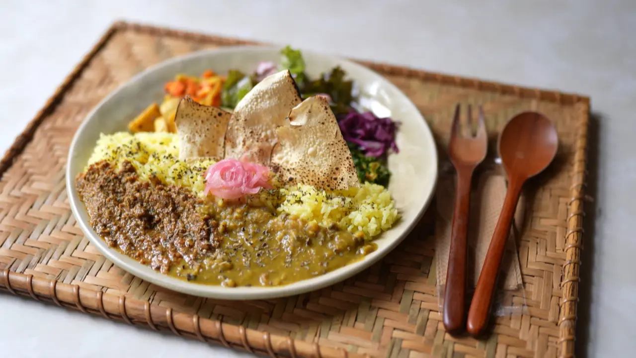 雑貨店×ガラス工房×カフェ…黒部宇奈月の旅の思い出がひと処で【HoLo家】ネパール風カレーとガラス体験